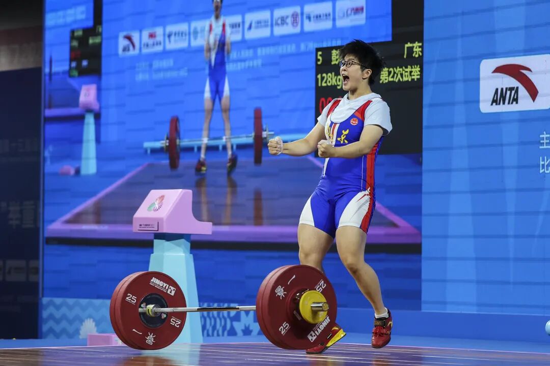 Dongguan's weightlifting star breaks national and world marks