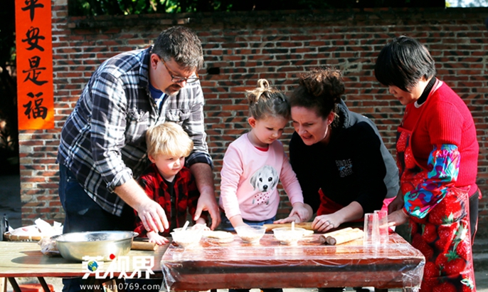 Dongguan LIVE Starts Shooting in 2018: Foreigners Make CNY Treats with Sifu Yu Melian