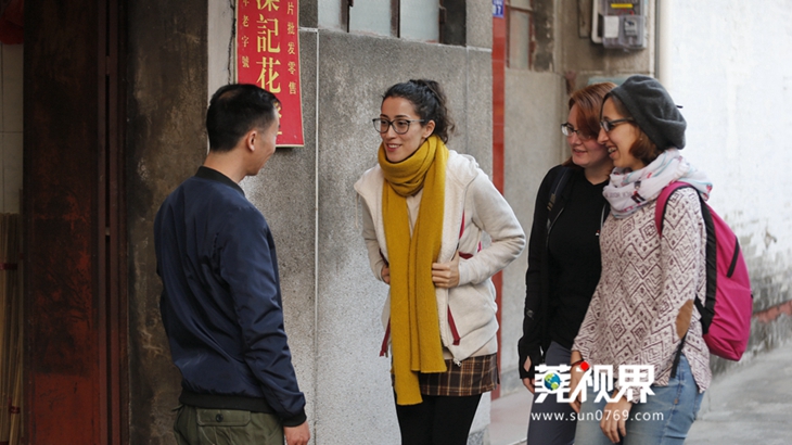 Foreigners Make Lanterns for Lantern Festival!