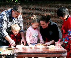 Foreigners Make CNY Treats with Sifu