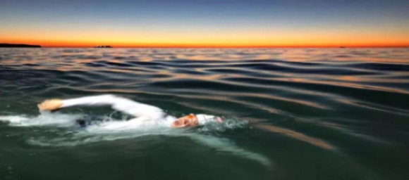 The first Chinese! DG swimmer swam across Molokai Strait