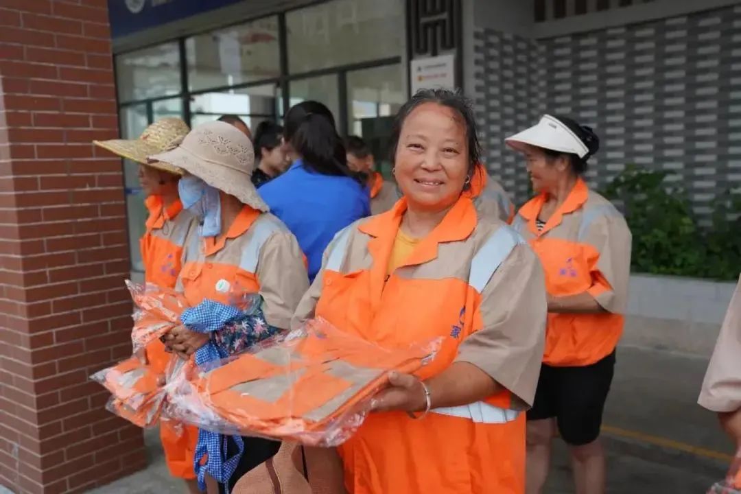 Dongguan customizes lighter suit for sanitation workers