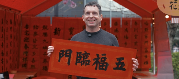 American scientist explores Dongguan's festive charm during CNY