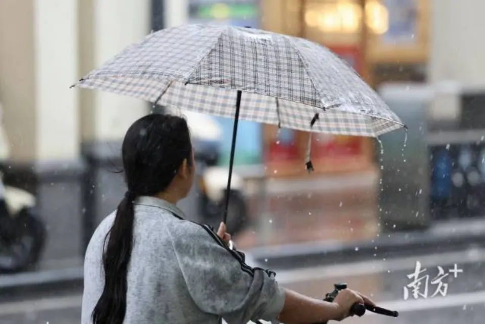 Mix of scorching heat and sudden thunderstorms hits GD in summer