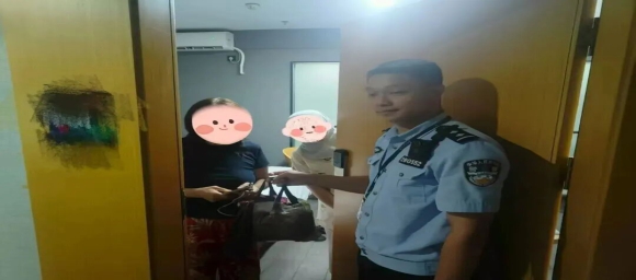 Foreign tourists say China's police are the best