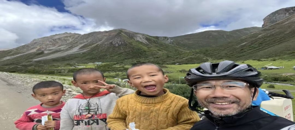 52-yr-old cyclist ride from Dongguan to Lanzhou on 2 wheels
