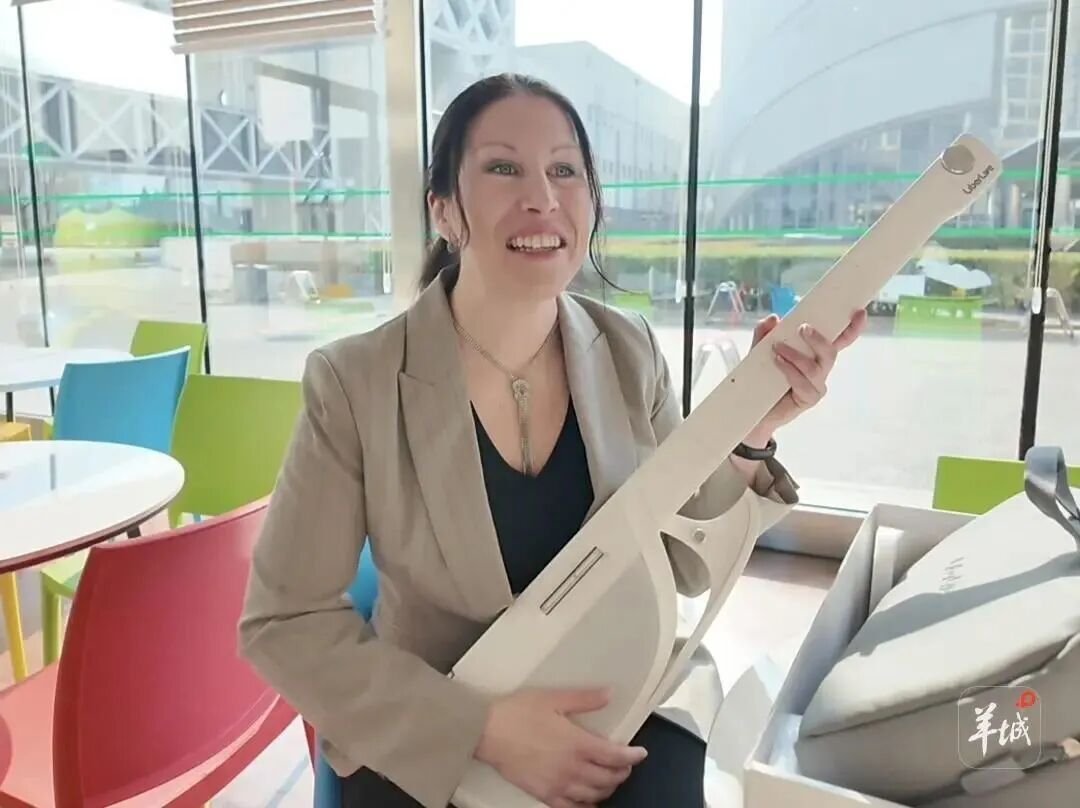 A Czech journalist falls for a guitar from Dongguan