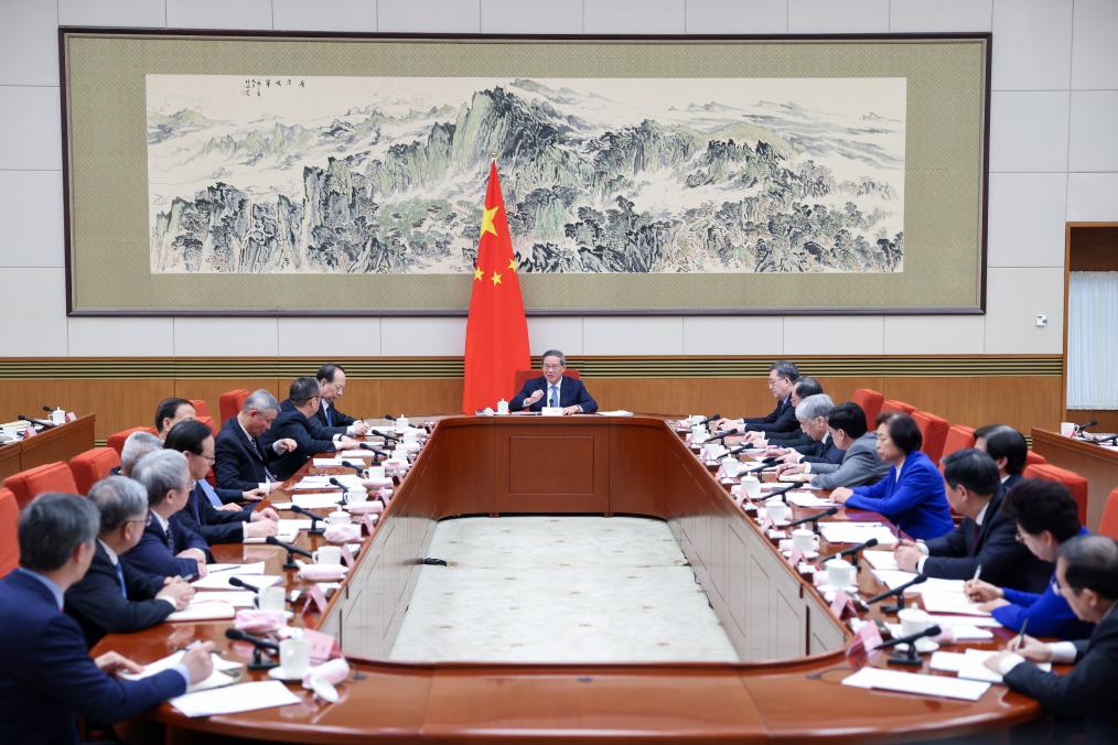 Chinese premier chairs symposium to hear opinions on draft gov't work report