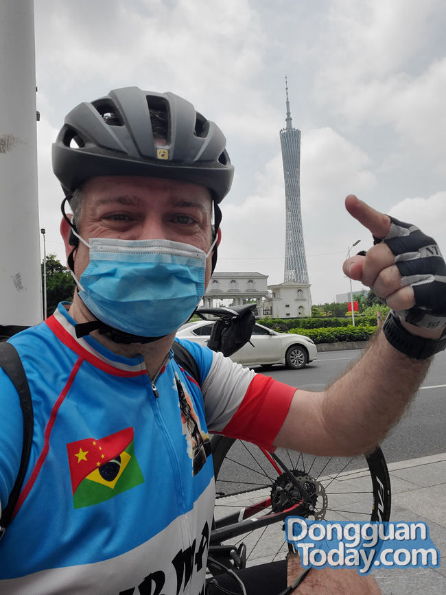 热爱骑行的爱德华多还曾到广州等地参加比赛.jpg