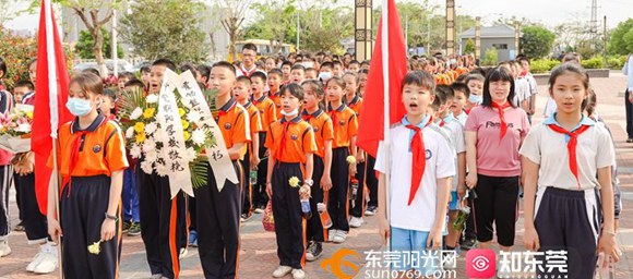 People pay tribute to martyrs ahead of Qingming Festival