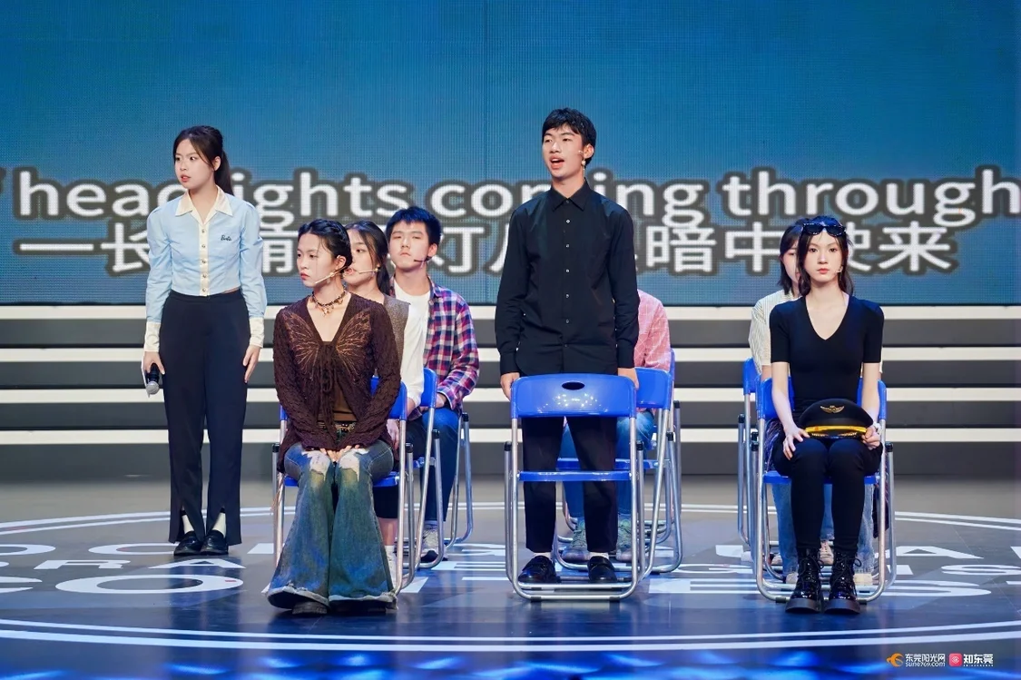 东莞中学学生带来精彩英语戏剧表演《Come From Away》