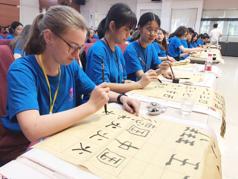 2019年7月，参加国际友城夏令营的营员们一起练习书法 (2).jpg